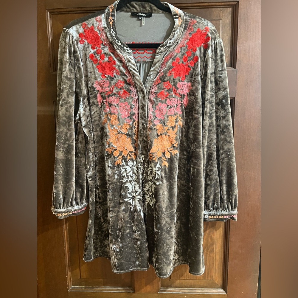 Size M crushed velvet tunic shirt